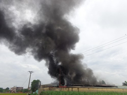 4.Cháy công ty may Bắc Giang, hơn 1.200 người tháo chạy. Vào hồi 8h30 ngày 7/6, tại Công ty TNHH TTB Việt Nam MFG (Bích Sơn, Việt Yên, Bắc Giang) xảy ra một vụ cháy lớn, khiến toàn bộ nhà xưởng, công ty bị thiêu rụi, 1.200 công nhân chạy toán loạn. Hàng chục xe phòng cháy chữa cháy được điều động đến dập lửa, ngăn không cho ngọn lửa lan sang các xưởng may bên cạnh.