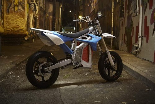 Dòng xe máy chạy bằng động cơ điện do quân đội Mỹ sản xuất nhằm phục vụ cho nhiệm vụ trinh sát, di chuyển trong lòng địch mà không gây ra bất kỳ tiếng động nào. Dự kiến bộ quốc phòng Mỹ sẽ sớm đưa dòng xe máy này vào thị trường quốc nội phục vụ đam mê của người dân.