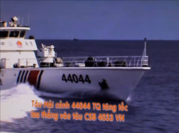 Tàu Hải cảnh Trung Quốc luôn đeo bám, cản trở tàu Cảnh sát biển Việt Nam đang thực hiện nhiệm vụ. Mỗi tàu CSB Việt Nam thường xuyên có 2-3 tàu của Trung Quốc kèm chặt. Đây là chiếc tàu đã đâm thẳng vào tàu CSB 4033 của Việt Nam (trước khi đâm, mũi tàu 44044 Trung Quốc còn nguyên vẹn).