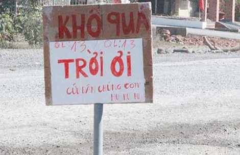 Trước đó 1 ngày (ngày 12/1), hàng chục hộ dân sống cạnh quốc lộ 13 kéo ra đường, dùng bao tải đất, cây cảnh, hình nộm, biển báo, gỗ… dựng trên quốc lộ 13 ngăn xe cộ chạy làm tung bụi mịt mù.