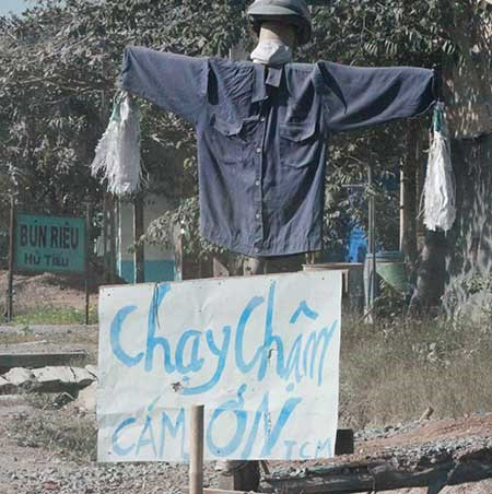 Người dân làm hình nộm, viết các dòng chữ kêu cứu trên các tấm bảng cắm ngay giữa đường, căng băng rôn cảnh báo.