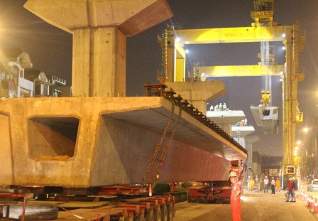 Phiến dầm được xe chuyên dụng đưa vào vị trí chờ công nhân bắt vít để nhấc khỏi xe.