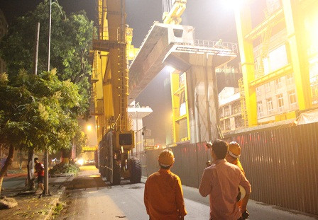 Chiếc cẩu trục Pooctic được ví như “con nhện” khổng lồ nặng 165 tấn, cao 26m, rộng 18m, trọng tải tối đa cho một cầu 150 tấn, có 16 bánh xe lớn đỡ bốn chân.