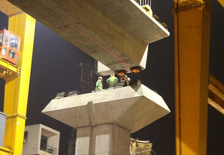 Khi nhịp dầm đủ độ cao, cẩu bắt đầu đưa ngang để nhịp vào đúng vị trí lắp đặt trên trụ bằng công nghệ lazer định vị một cách chính xác.