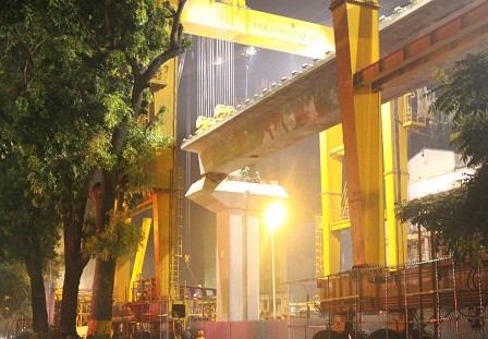 Hoàn tất quá trình lắp phiến dầm đầu tiên. Trong điều kiện thời tiết thuận lợi, có thể đặt 4-6 phiến dầm một đêm.