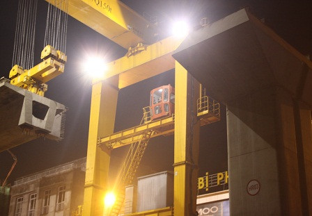 Ngoài hai lái cẩu trên buồng lái, để vận hành con nhện khổng lồ này, phải có 10 cán bộ phụ trách phát hiện, vận hành, chưa kể các cán bộ đảm bảo an toàn khác.