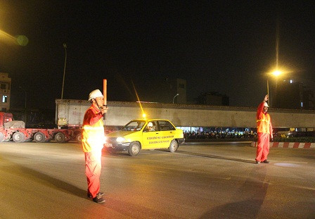 Để đảm bảo an toàn và tránh ùn tắc giao thông, quá trình lao dầm bắt đầu từ 20 giờ ngày hôm trước đến 4 giờ sáng ngày hôm sau, các ngảđường đều có lực lượng điều tiết giao thông.