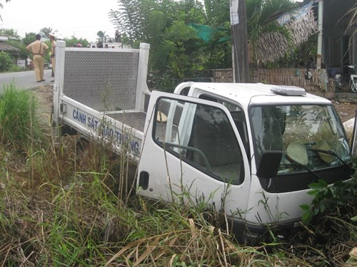 8h sáng 27/9, xe tuần tra của CSGT vẫn còn nằm ở rãnh nước ven đường với tình trạng kính trước bị rạn vỡ. Công an huyện Phụng Hiệp bắt đầu ghi nhận lời tường trình của những CSGT đi trên xe tuần tra 95A-2628, đo vẽ hiện trường, lấy lời khai các nhân chứng. Đến 9h30, xe cứu hộ bắt đầu trục kéo xe 95A-2628 lên.