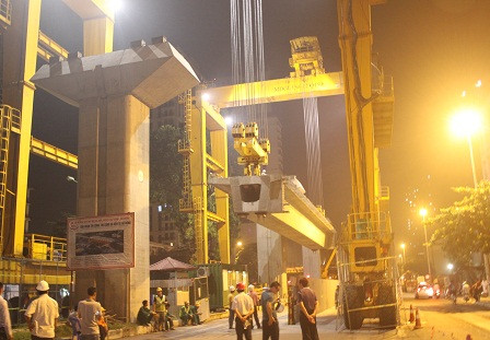 Quá trình đưa cầu lên nhịp cầu cao hơn chục mét phải mất 10 – 15 phút. Hai bên đầu cẩu phải vận hành rất nhịp nhàng để phiến dầm cân bằng.