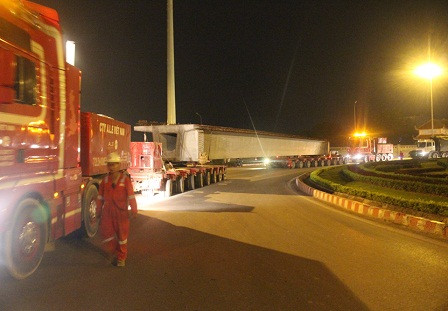 Mang trên mình “ khối hàng đặc biệt ”, nặng và dài nên đoàn xe chỉ di chuyển được với tốc độ 4 km/h, đặc biệt là những đoạn vào cua phải rất cẩn thận để lái bánh.