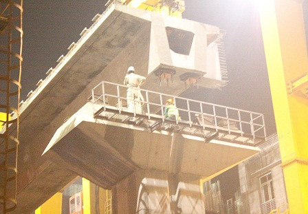 Sau khi cẩu trục đặt thanh dầm vào đúng bệ đỡ của trụ cột, công việc của kỹ sư và công nhân là đảm bảo cho các mối được chính xác và bắt vít cẩn thận.