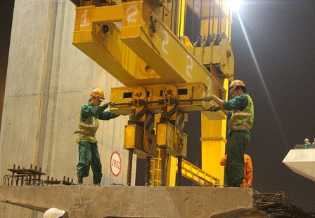 Quá trình bắt vít vào phiến dầm phải được thực hiện rất cẩn thận để đảm bảo an toàn cho các công nhân vận hành phía dưới.