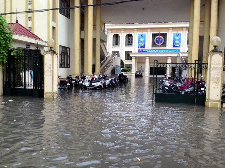 Sân và bãi xe trường Đại học Thương mại chìm nghỉm trong nước.