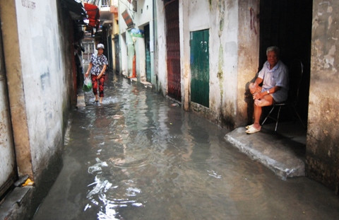 Mưa lớn cũng làm những con phố nhỏ và những ngõ ngách trong các khu dân cư ở thủ đô tái diễn tình trạng ngập úng.