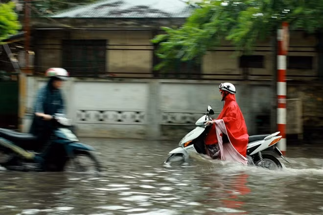 Có người phải xuống dắt xe để đi qua những đoạn ngập sâu.