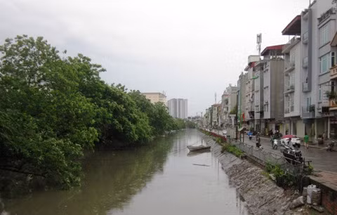 Nhiều sông hồ ở thủ đô nước dâng lên cao gần bằng mặt đường.