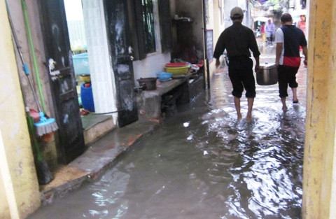Cảnh ngập lụt tại một con ngõ ở đường Trường Chinh.