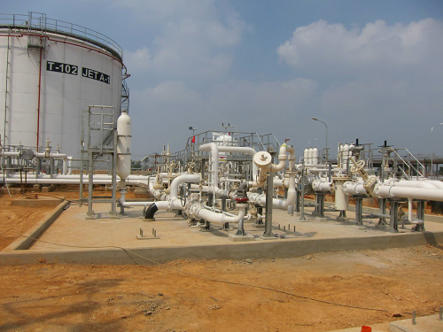 Hệ thống tra nạp nhiên liệu ngầm (các hố van được lắp đặt ngầm trên sân đỗ, xe truyền tiếp nhiên liệu sẽ kết nối từ hố van tra nạp lên cánh tàu bay).