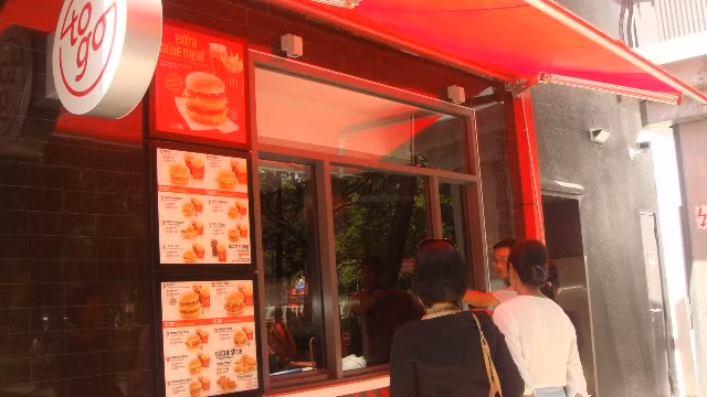 Quầy hàng này giúp những người bận rộn dễ dàng mua đồ ăn một cách nhanh chóng, tiện lợi mà không cần bước chân vào bên trong nhà hàng.