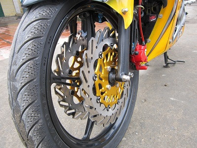 Dĩa Racing Boy size 300mm làm bánh xe nổi bật hẳn.