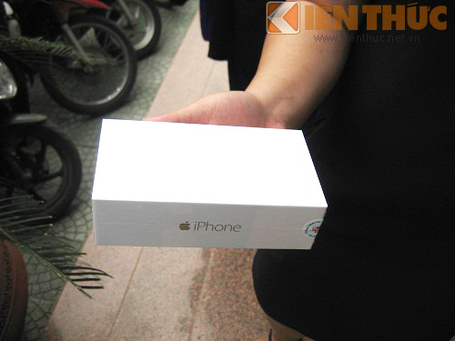 Một trong số những khách hàng mua được iPhone 6 chia sẻ: "Mình đã xếp hàng ở đây từ 7 giờ tối hôm qua, khá mệt nhưng vẫn may mắn hơn nhiều người, sáng nay đến đã hết rồi".