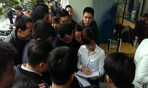 Hình ảnh những khách hàng đầu tiên tới VinaPhone sáng nay (ngày 14/11). Khi được hỏi, nhân viên bảo vệ tại cửa hàng cho biết: "Tờ mờ sáng đã thấy có người xếp hàng đông lắm rồi, không ngờ máy lại bán hết veo như thế". Ảnh: Tuấn Cao.