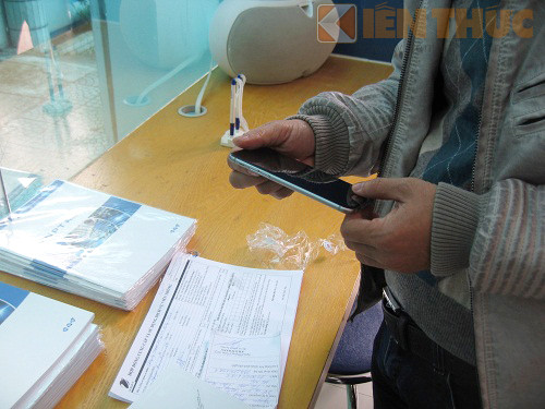 Mở hộp iPhone 6.