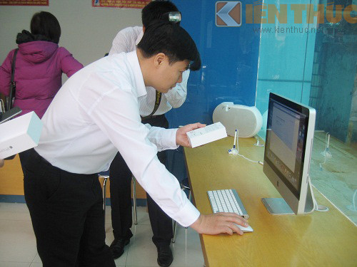 Khách hàng kiểm tra EMEI của máy mới.