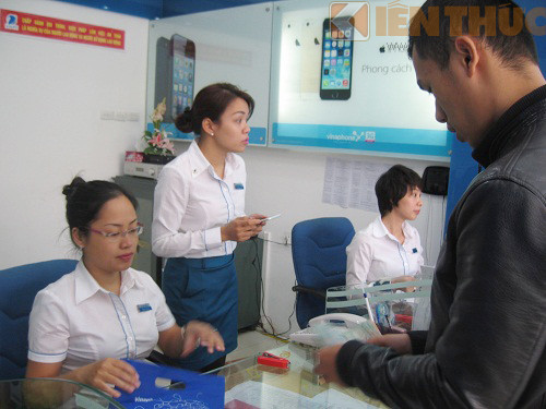 iPhone 6, iPhone 6 Plus bán kèm gói trả trước giá tương ứng là 16.799 triệu đồng, 19.399 triệu đồng và 21.998 triệu đồng cho bản 16GB, 24GB và 128GB.