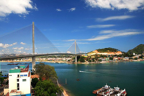 Saigontourist cũng thêm 2 hành trình khám phá miền Bắc, kết hợp dự Lễ hội Carnaval Hạ Long, khởi hành từ TP HCM đúng ngày 30/4 gồm: Hạ Long - Sapa - Hà Nội 5 ngày giá từ 8,87 triệu đồng và Hà Nội - Yên Tử - Hạ Long - Ninh Bình - Sapa 6 ngày giá từ 9,595 triệu đồng. Mức giá này tiết kiệm tới 2 - 3 triệu đồng.