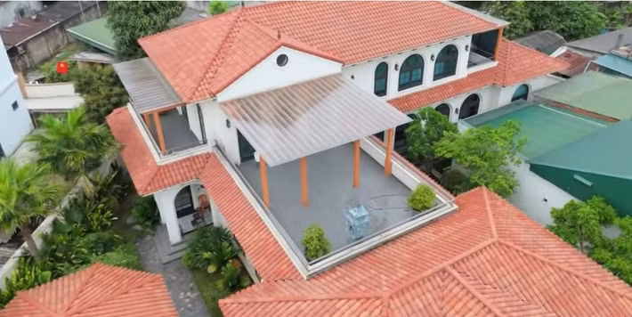 Biệt thự 2 tầng có tổng diện tích sử dụng gần 600m2, gồm phòng khách, bếp ăn và 3 phòng ngủ. Ảnh chụp màn hình NhaTo