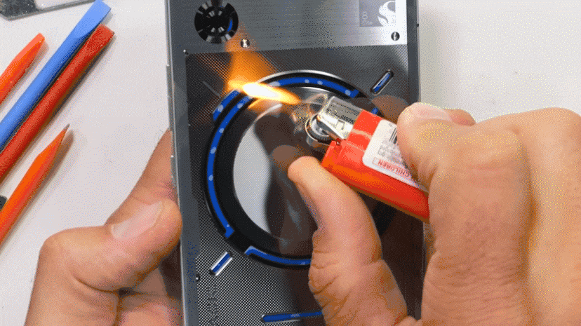 Sau khi hoàn thành việc tháo rời, Nelson thậm chí còn lắp ráp lại toàn bộ và bật điện thoại lên mà không gặp bất kỳ vấn đề nào, chứng minh rằng thiết kế phức tạp này không hề ảnh hưởng đến độ bền tổng thể của máy.