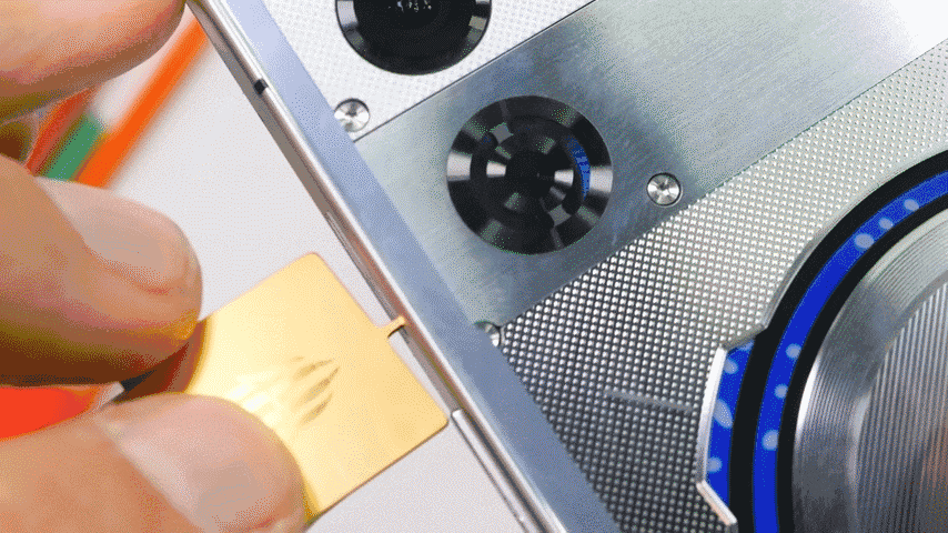 Thử thách với ngọn lửa cũng cho thấy sức bền ấn tượng khi màn hình AMOLED chỉ mất khoảng hai mươi giây để chuyển sang màu trắng nhưng sau đó nhanh chóng hồi phục hoàn toàn. Đặc biệt, bài kiểm tra uốn cong khét tiếng của Nelson - thứ từng khiến Pixel 10 Pro Fold nổ tung - không làm REDMAGIC 11 Pro dao động dù chỉ một chút khi áp lực được tác động lên cả hai mặt.