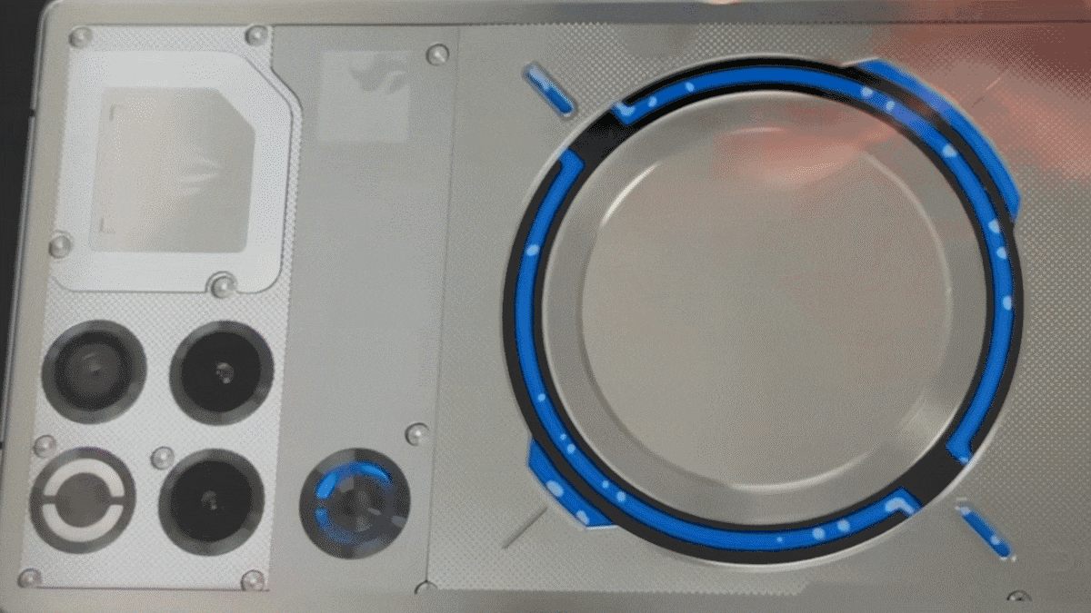 Khi Nelson tháo hoàn toàn kính sau và các lớp decal che phủ, toàn bộ vòng tuần hoàn làm mát hiện ra với độ phức tạp đáng kinh ngạc. Anh mô tả cấu trúc này giống như một động cơ ô tô thu nhỏ, nơi ống dẫn khí và quạt làm mát đóng vai trò như bộ tản nhiệt thực thụ.