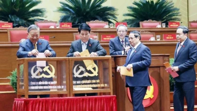 Tổng Bí thư Tô Lâm cùng các đồng chí lãnh đạo Đảng và Nhà nước bỏ phiếu bầu Ban Chấp hành Trung ương Đảng khóa XIV.