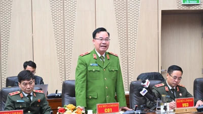 Công an đang giám định các sản phẩm trong hệ sinh thái Hoàng Hường