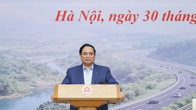 Không để '1 km đường cao tốc nhưng có tới mười mấy nhà thầu cùng làm'