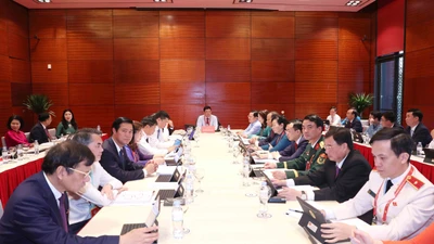 Đại biểu thảo luận tại Đoàn các văn kiện Đại hội XIV của Đảng