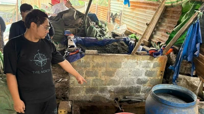 Phát hiện xưởng phân kim xả chất thải nguy hại ven sông Đuống