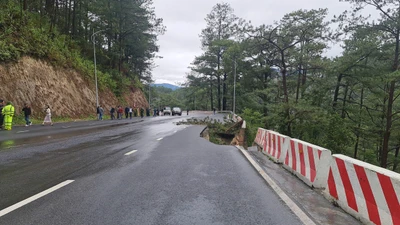 Cấm hai chiều đèo Prenn do nứt mặt đường và sạt lở nguy cơ cao