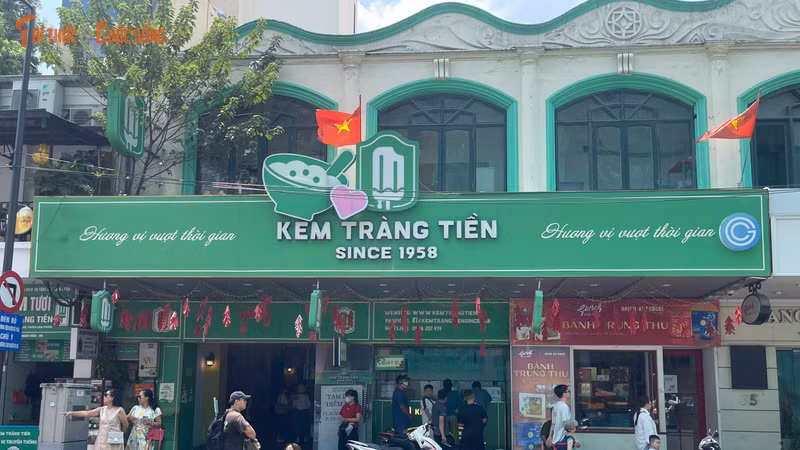 Người dân, du khách đổ về cơ sở 35 Tràng Tiền trước ngày đóng cửa