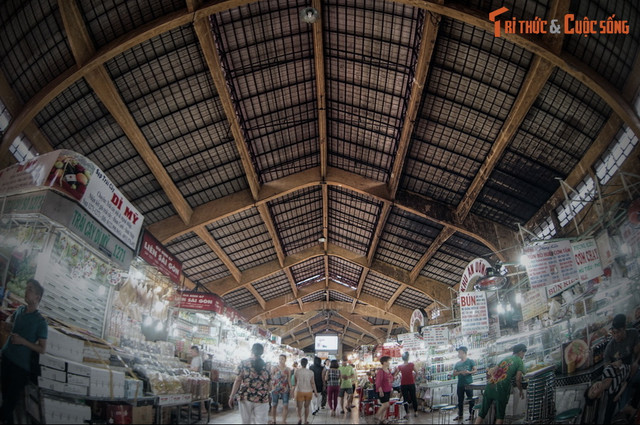 “...Trên đường người đi đông vô kể, trong đám đông đó có những thủy thủ đã từng đi khắp năm châu bốn biển, có cả lính tráng đủ các binh chủng, và người thường dân thuộc đủ các nghề nghiệp. Họ chen nhau đi giữa những hàng cháo, hủ tiếu, bánh mứt, rượu trà, thuốc lá…”.