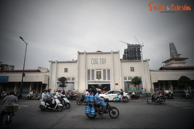 Năm 1894, Toàn quyền Đông Dương De Lanessan ký sắc lệnh yêu cầu chính quyền thành phố Sài Gòn làm năm dự án: lập Sở Cấp thủy, xây một nhà hát lớn, xây tòa thị chính, dựng chợ trung tâm và chỉnh trang đầm Boresse sao cho hợp vệ sinh.