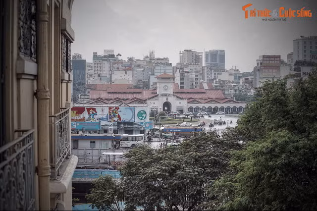 Theo đó, vào cuối thế kỷ 19 đầu thế kỷ 20, khu đất được bao quanh bởi 4 con đường Némésis (nay là Phó Đức Chính) - d’Ayot (nay là Nguyễn Thái Bình) - Boresse (nay là Yersin) và d’Espagne (nay là Lê Thánh Tôn) là một bãi lầy lớn.