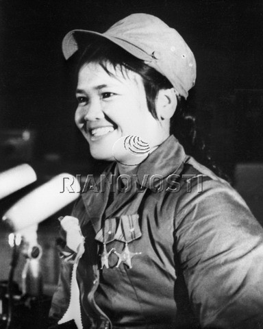 Cuộc sống ở miền Bắc thời chiến qua ống kính phóng viên Liên Xô Cuoc song o mien Bac thoi chien qua ong kinh phong vien Lien Xo