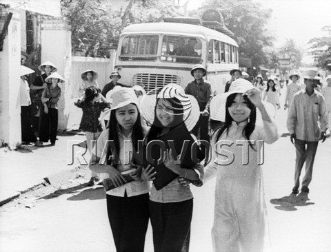 Cuộc sống ở miền Bắc thời chiến qua ống kính phóng viên Liên Xô - Hình 9 Cuoc song o mien Bac thoi chien qua ong kinh phong vien Lien Xo-Hinh-9