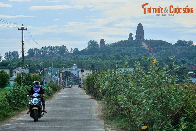 Cận cảnh tháp Bánh Ít nghìn tuổi nghi bị xâm hại ở Bình Định Can canh thap Banh It nghin tuoi nghi bi xam hai o Binh Dinh