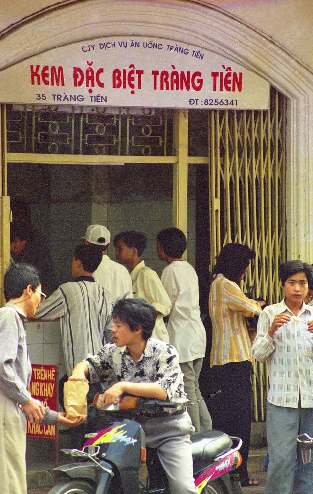 Cửa hàng kem Tràng Tiền những năm 1990 qua loạt ảnh hiếm Cua hang kem Trang Tien nhung nam 1990 qua loat anh hiem