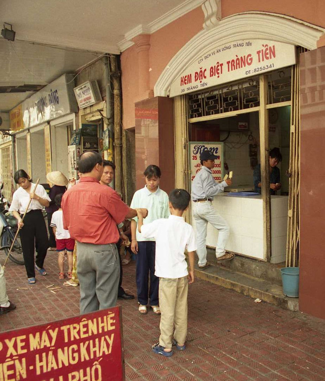 Cua hang kem Trang Tien nhung nam 1990 qua loat anh hiem-Hinh-2