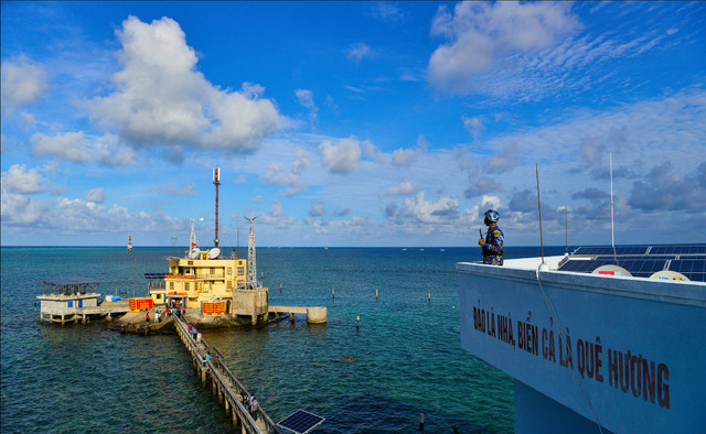 Truong Sa Xanh cuc an tuong qua loat anh trien lam-Hinh-6